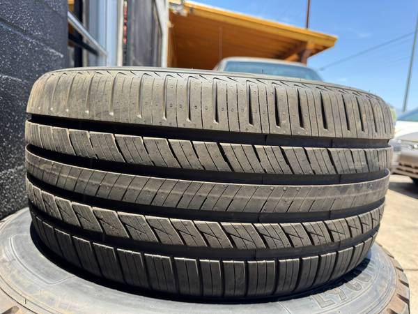 20" Tire 275/35R20 RoadX 1