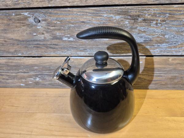 Farberware Whistling Tea Pot Kettle in black and stainless steel 1