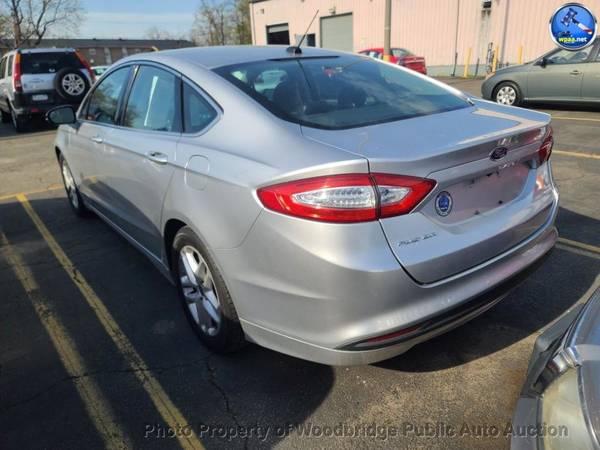 2016 *Ford* *Fusion* *Sedán SE de 4 puertas, tracción delantera* Plateado - $4.999 (Subasta de autos pública de Woodbridge)63439942058371124