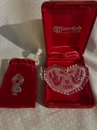 WATERFORD "TWO TURTLE DOVES" 1985 CHRISTMAS / HOLIDAY ORNAMENT 1