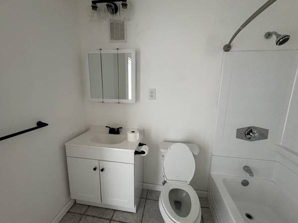 $1,700 / 1br - 1 bd/ 1 bath/ condominio ; recién renovado; (Franklin)63655181741571120