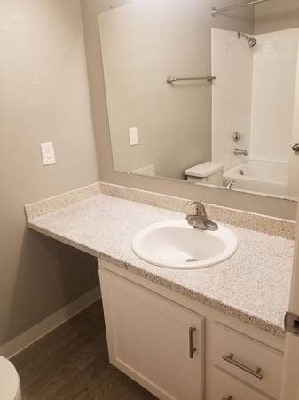 $2,006 / 2br - 985ft2 - Pay Rent On-Line, Range, Public Transportation, Balcony (Fairview)64038885605889121