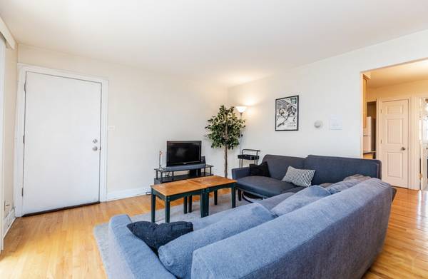 $800 / 1br - 800ft2 - amplio condominio de 1 habitación y 1 baño con hermoso piso de madera dura64041645207425121