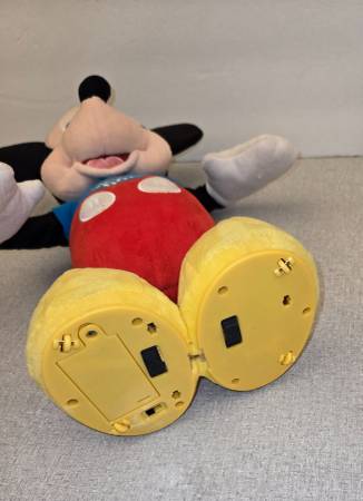 Disney Mickey Mouse de peluche con batería - $15 (Decatur al)63470919935363122