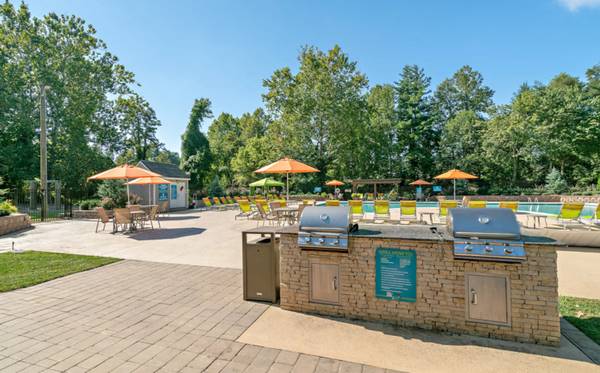$2,047 / 3br - 1306ft2 - 🌄 1, 2 & 3 BR Apts + Townhomes in South Asheville! (Asheville)64029210527233120