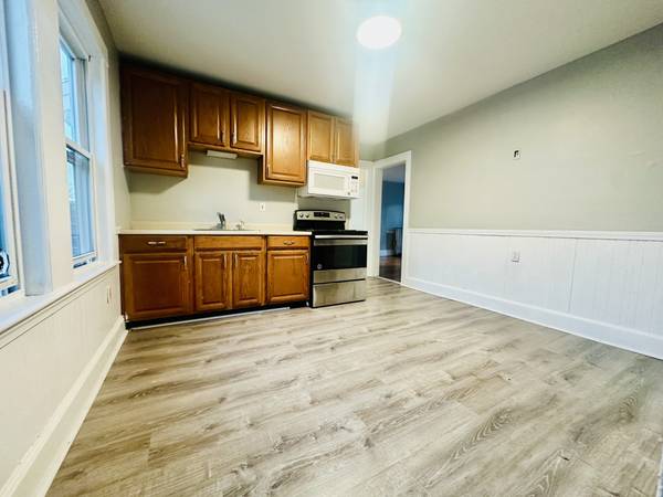 $3,000 / 3br - Roslindale 3 Bed/1 Bath Apartment | Washington St (Roslindale)64034777324417121