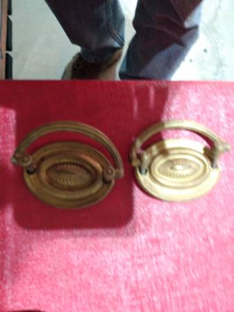 A PAIR OF ANTIQUE BRASS DRAWER PULL HANDLES FOR SALE 1