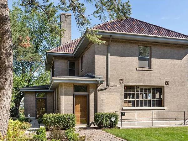 $820 / 2br - 1363ft2 - ''Updated 2BR Apartment in Mount Curve''!! (Minneapolis)63797857685635120