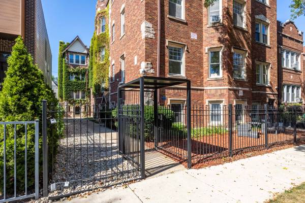 $2,150 / 2br - Beatiful 2 Bed in prime location in Logan Square LAUNDRY IN UNIT! (Logan Square)63959878050051122