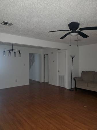 $1200.00 / 2br - 1271ft2 - Wonderful 2Bed/1.5Bath Townhouse Available Now!63857515229571122