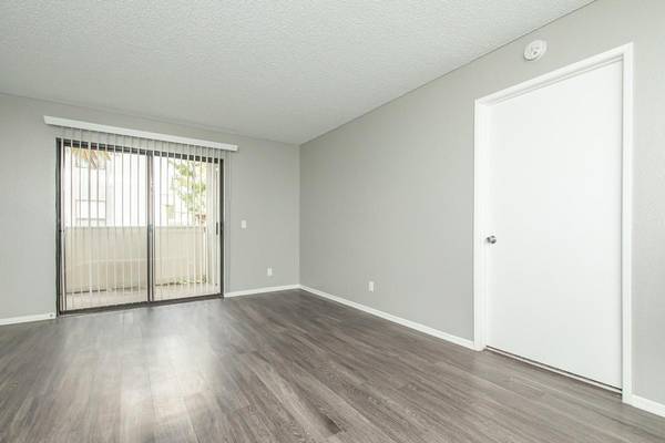 $2,115 / 2br - 914ft2 - Close to Shopping, Dining and Entertainment, Fitness Center64028083764994120