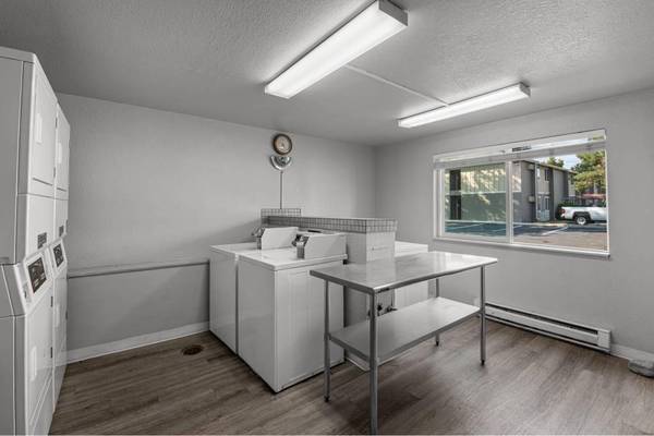 $1,950 / 3br - 1875ft2 - On-Site Management, Non-Smoking, Baseboard Heaters, A/C Wall Units63981531644419124