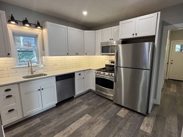 $2,800 / 3br - 1000ft2 - RENOVATED 3 Bed, 1 Bath, Free Laundry, Walk to Tufts & Whole Foods (Medford)63797280710787120