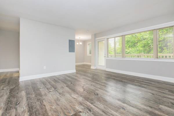 $2,120 / 2br - 925ft2 - Beautiful Landscaping, Balcony or Patio, 2/BD (4820 Kenmore Avenue, Alexandria, VA)63896276949506122