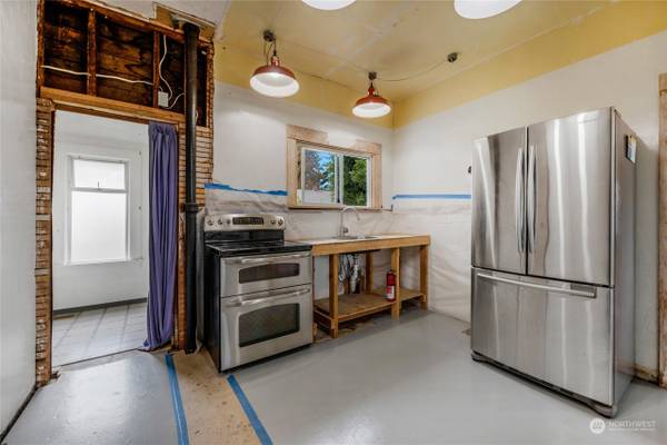 $1,399 / 1br - 1140ft2 - Greenwood Fixer—New Roof, Solar, Rehab-Ready w/ Expansion Potential (Seattle, WA)63866941306753124