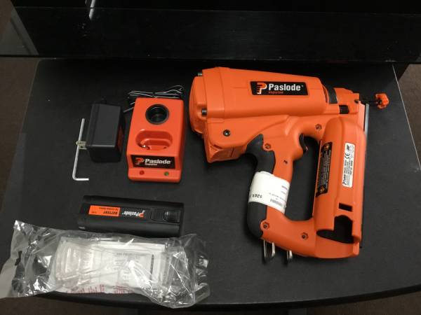PASLODE IM250A GRAPADORA INALÁMBRICA DE ACABADO DE 16 GA, ANGULAR CON ESTUCHE - $270 (Escondido)63471474709507123