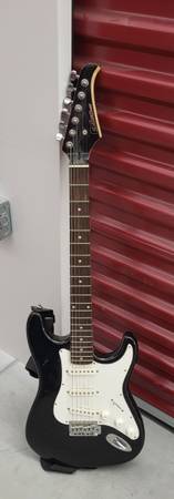 SILVERTONE ELECTRIC GUITAR 1