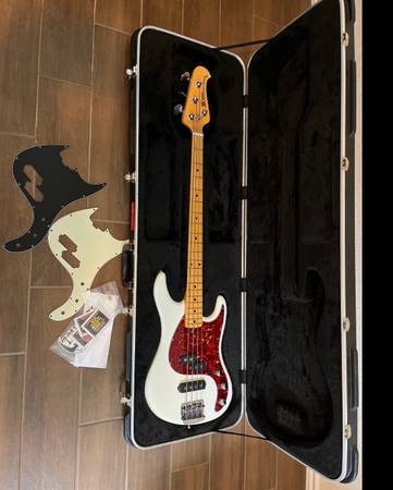 MUSICMAN Caprice Bass（Ivoly White） 2016 Ernie Ball Music Man Caprice Bass Ivory White - musical