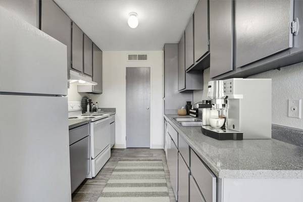 $1,504 / 3br - 1166ft2 - Basketball court, clubhouse, balcony/patio (5055 E. Charleston Blvd., Las Vegas, NV)63859501296259121