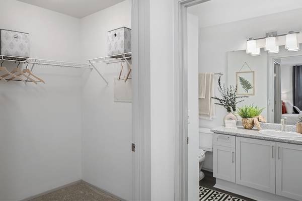 $2,290 / 2br - 917ft2 - Entertainment Kitchen, Shopping Nearby, 2B/1B (11100 Southeast Petrovitsky Road, Renton, WA)63850637774209120