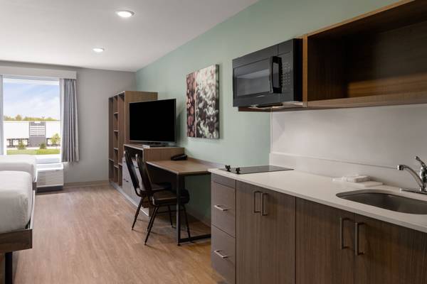 $385 / 1br - Accessible van parking, Daily Housekeeping, 100% Smoke-Free Hotel (5831 Alta Lk Dr, Indianapolis, IN)63989076640131124
