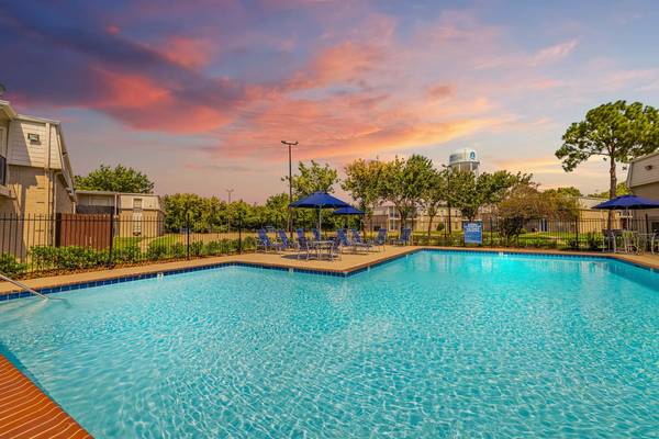 $999 / 2br - 1017ft2 - On-Site Laundry Facilities, Central Air, 2 bedroom (1601 Garth Rd, Baytown, TX 77520)63906679719810123