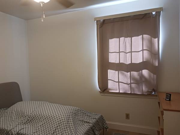 $850 / 1br - Small Bedroom Rental Female Sterling Park 4 Miles to Dulles Airport (Dulles Airport)63779442279553122