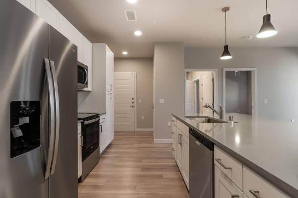 $2,740 / 3br - 1274ft2 - State-of-the-Art Fitness Center, Detached Garage Spaces (Santa Fe)63806044642947122
