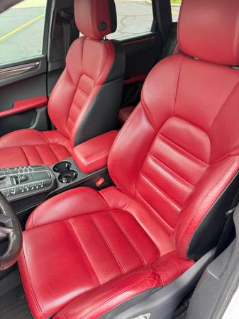 2017 Porsche Macan Turbo Sport en condición impecable - $31,999 (Palatine)63493846312195122