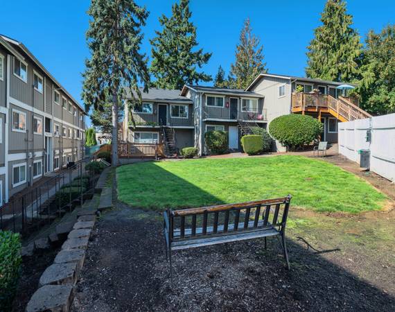 $1,400 / 2br - 12 Mins to Downtown Portland + Holly Farm Skate Park, Updated Carpet (Portland)63956785308163122