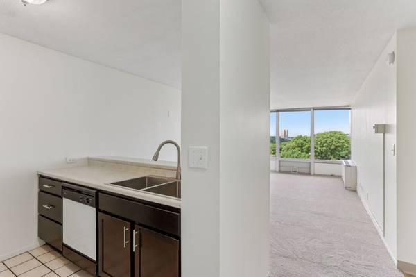 $1,345 / 1br - 750ft2 - NEWLY RENOVATED, TOP FLOOR: $500 off 1st mo. if lease starts by 11/1! (Prospect Park, Minneapolis)64003962094979124