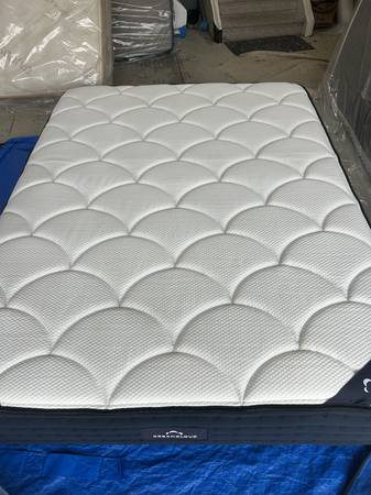 Dreamcloud Memory Foam Queen Mattress - Like New! 1