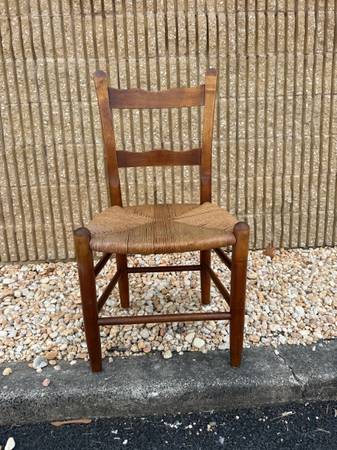 Silla antigua rústica estilo Shaker con asiento de mimbre - $395 (Fairfax)63471431917825127