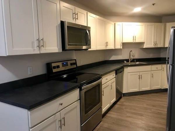 $2,450 / 2habitaciones - 1040ft2 - Amplios armarios empotrados, administración en el lugar, listo para cable (180 Woodbury St, Manchester, NH)63656228133505120