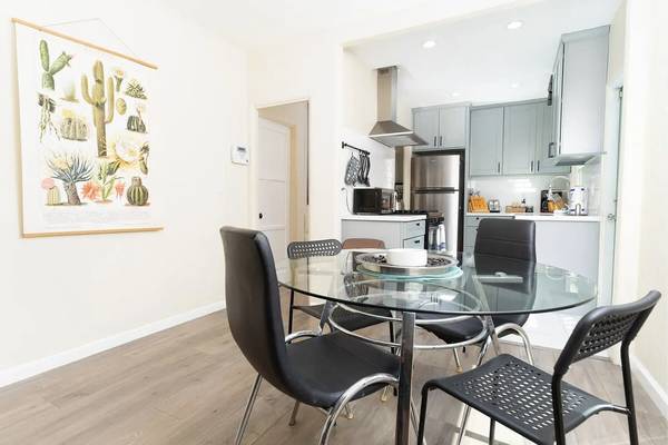 $1,450 / 2br - 1087ft2 - Bright 2BR, 1BA Apartment with Character & Private Courtyard (San Diego)63819155867651122
