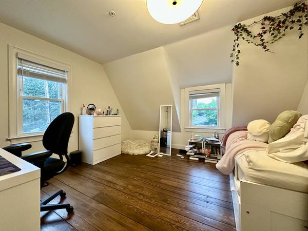 $3,100 / 3br - Gorgeous renovated 3 bed 1.5 bath in Waltham w/ laundry in unit!!63802072668801124