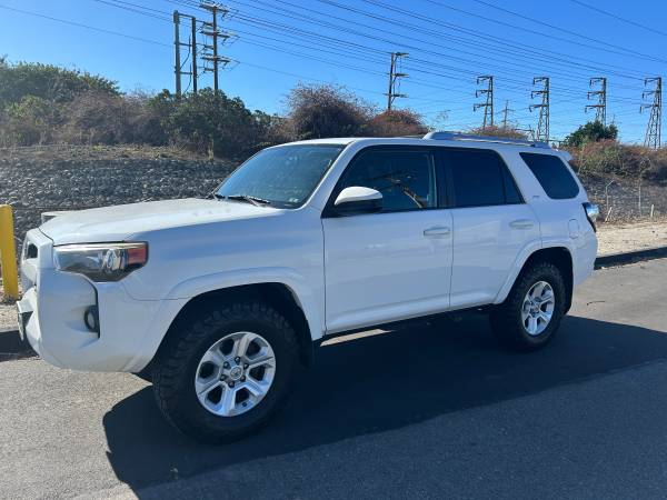 Toyota 4Runner SR5 w/ 3rd Row 1