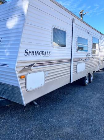 2007 keyston 26ft.  slide out trailer $950" cash 1