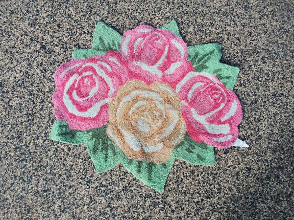 Four Roses Rugs 25" x 24" 1