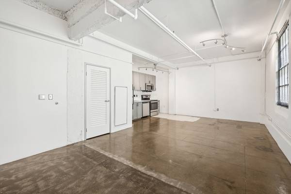 $2,495 / 800ft2 - LARGE LOFT IN HISTORIC BUILDING! ONE MONTH FREE! PET FRIENDLY! (1007 Fifth Ave, San Diego, CA)63819361707521124