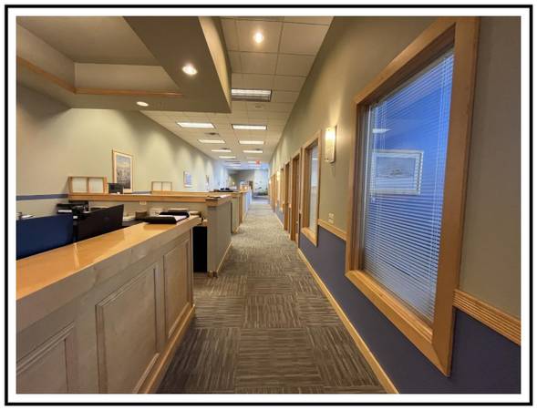 $350 Start the new year off right with bright window office! 🌞🌝63959875882882124