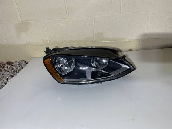 VW Golf Headlight 2015, 2016, 2017 1