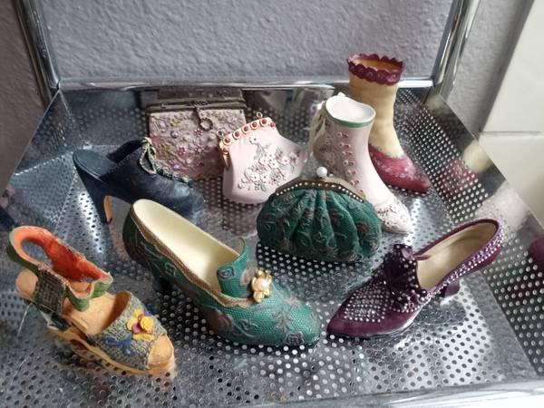 VINTAGE MINIATURE SHOE AND PURSE COLLECTION 1