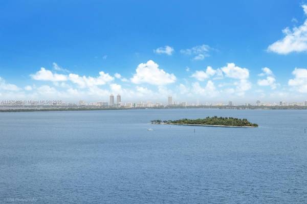 $3,850 / 2br - 1049ft2 - Lovely 2bd with an Amazing Park Steps Away! (Cite- Edgewater)64001847673474124