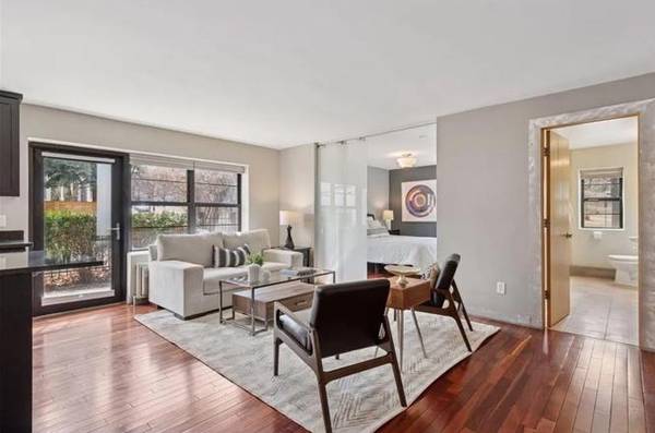 $950 / 1br - 644ft2 - Modernist one-bedroom rental $950 Monthly (2201 3rd Ave S #102 Minneapolis, MN)63990228684290120