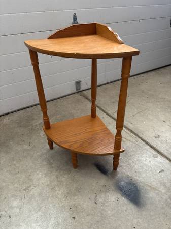 Wooden corner shelf 1