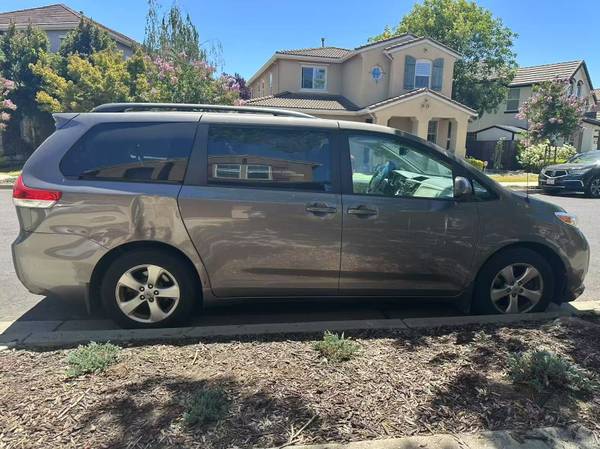 2014 Toyota Sienna LE FIRST OWNER 8passenger Minivan - $10,000 (alameda)63469634870145123