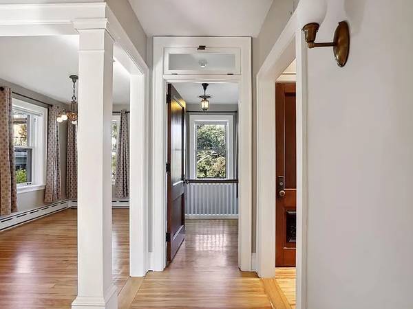 $820 / 2br - 1363ft2 - ''Updated 2BR Apartment in Mount Curve''!! (Minneapolis)63797857685635122