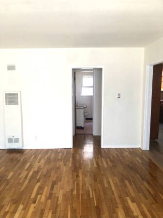 $2,295 / 1br - 675ft2 - Sweet Spot with Beautiful Real Wood Floors in Prime West L.A. (Prime West L.A. - Pico/Robertson)63701034859651122