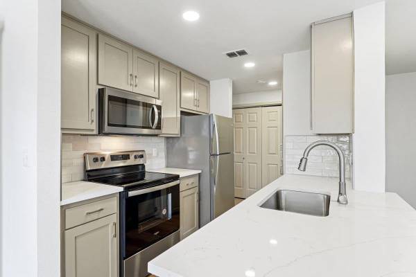 Captivating 1 BR-Newly Renovated, Hot Tub & Volleyball Court 1